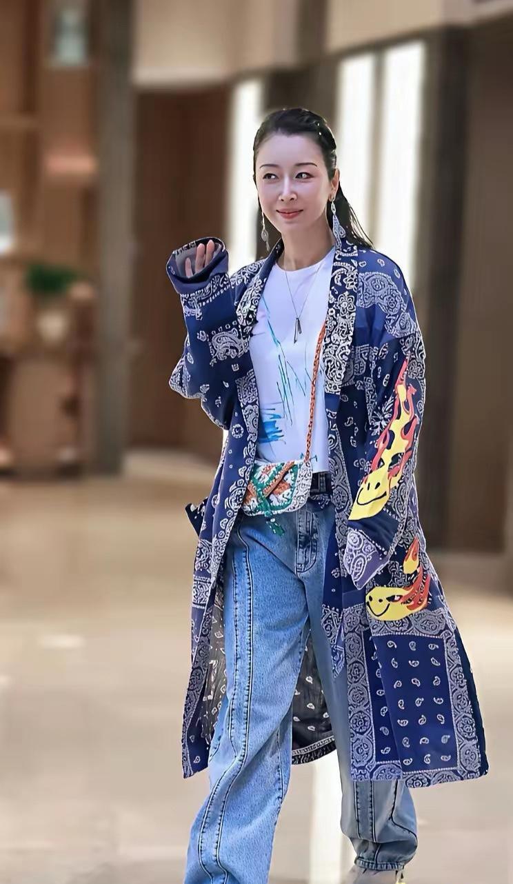 真的是孙悦吗？真的太惊艳了！当年那个内双小眼的女孩，如今双眼皮自然舒展，眼角微微