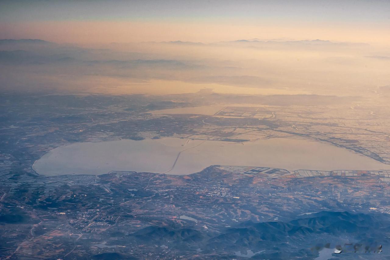 翻到一张飞机上拍摄的照片，下面的那个湖也不知道是哪里？不知道有没有大神能找出来？