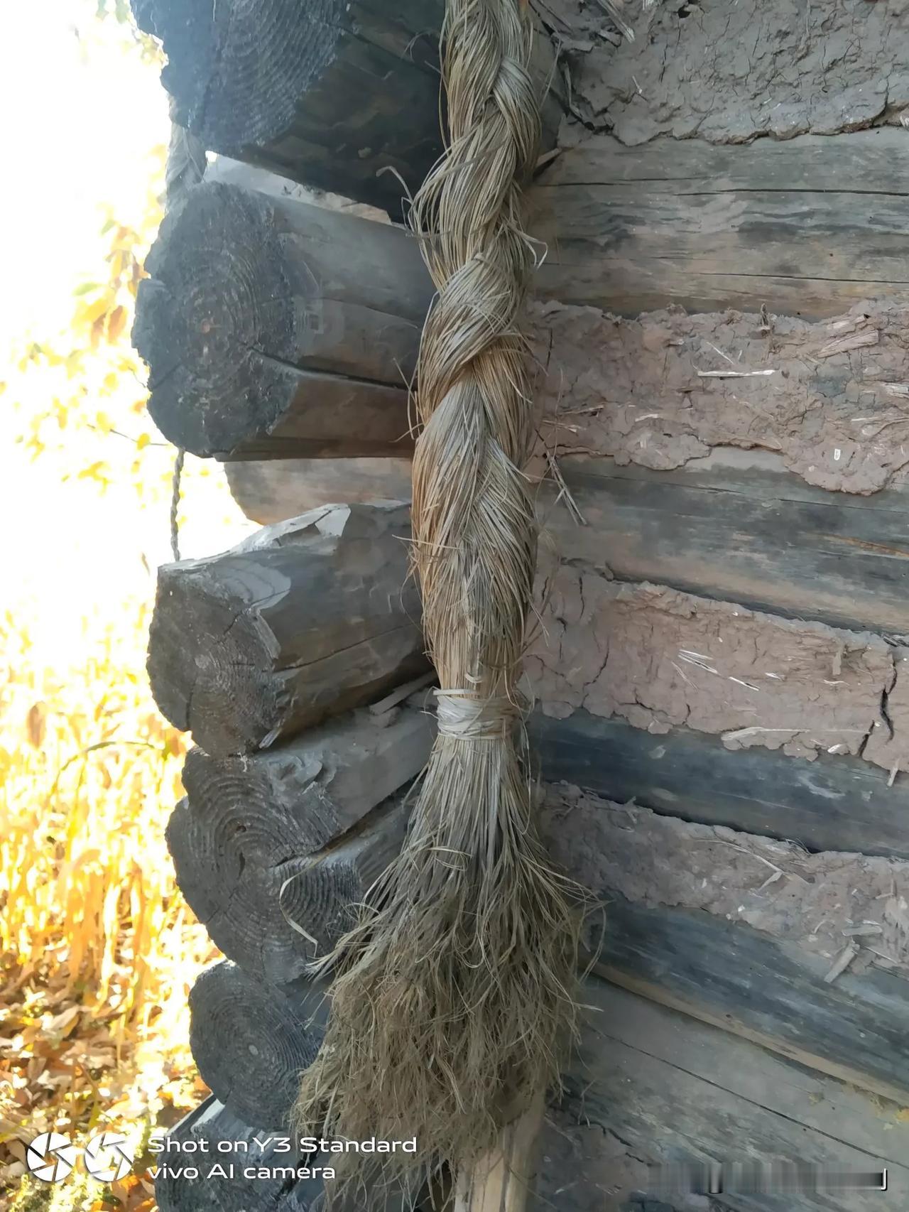 高山上有一种草，叫草鞋草，旧社用的人就太多了。小时候我也穿过的，我奶奶做给我的，