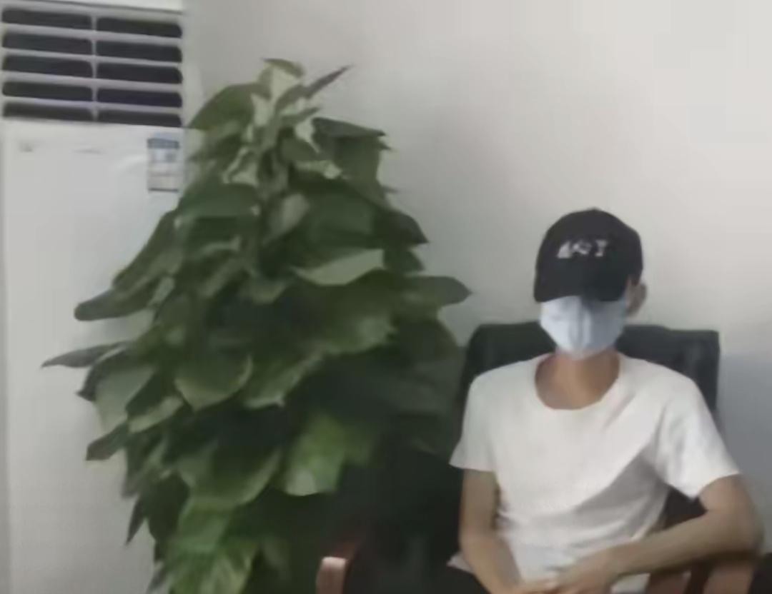 去年夏天，长沙一个17岁的男生在连锁酒店买了盒避孕套，扫码付了15块。拆开才发现