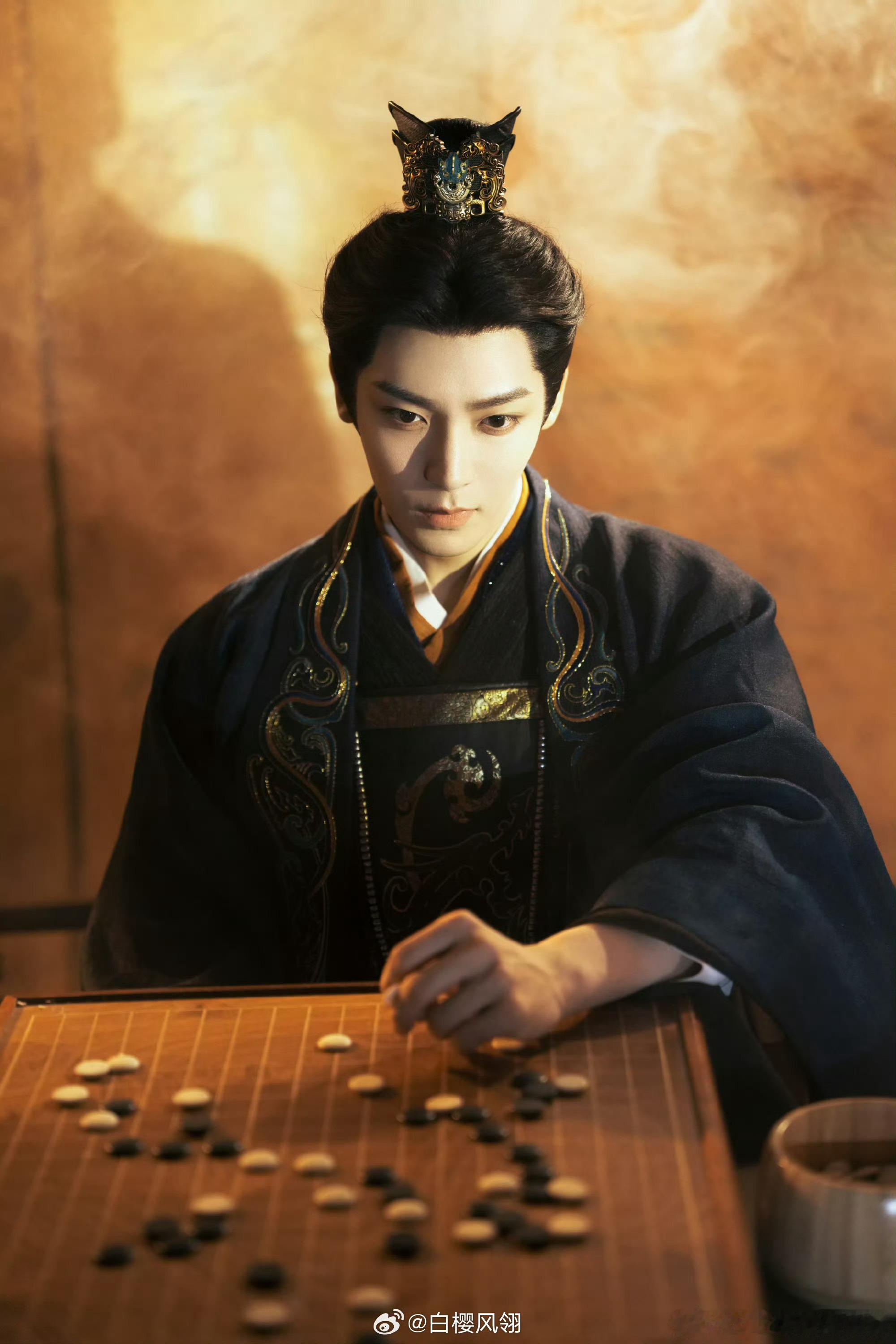 侯明昊骗我眼泪侯明昊的演技太戳人，仅凭细微眼神与克制哭戏，层层递进释放破碎情绪，