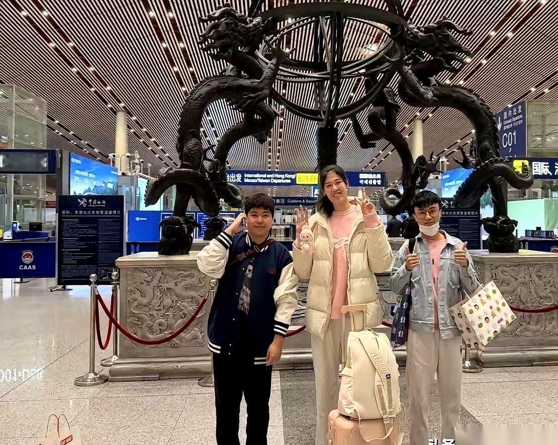 行李箱里塞满了东北的豆角丝儿。
还有一堆手机。
就这么笑着，李盈莹要去意大利了。