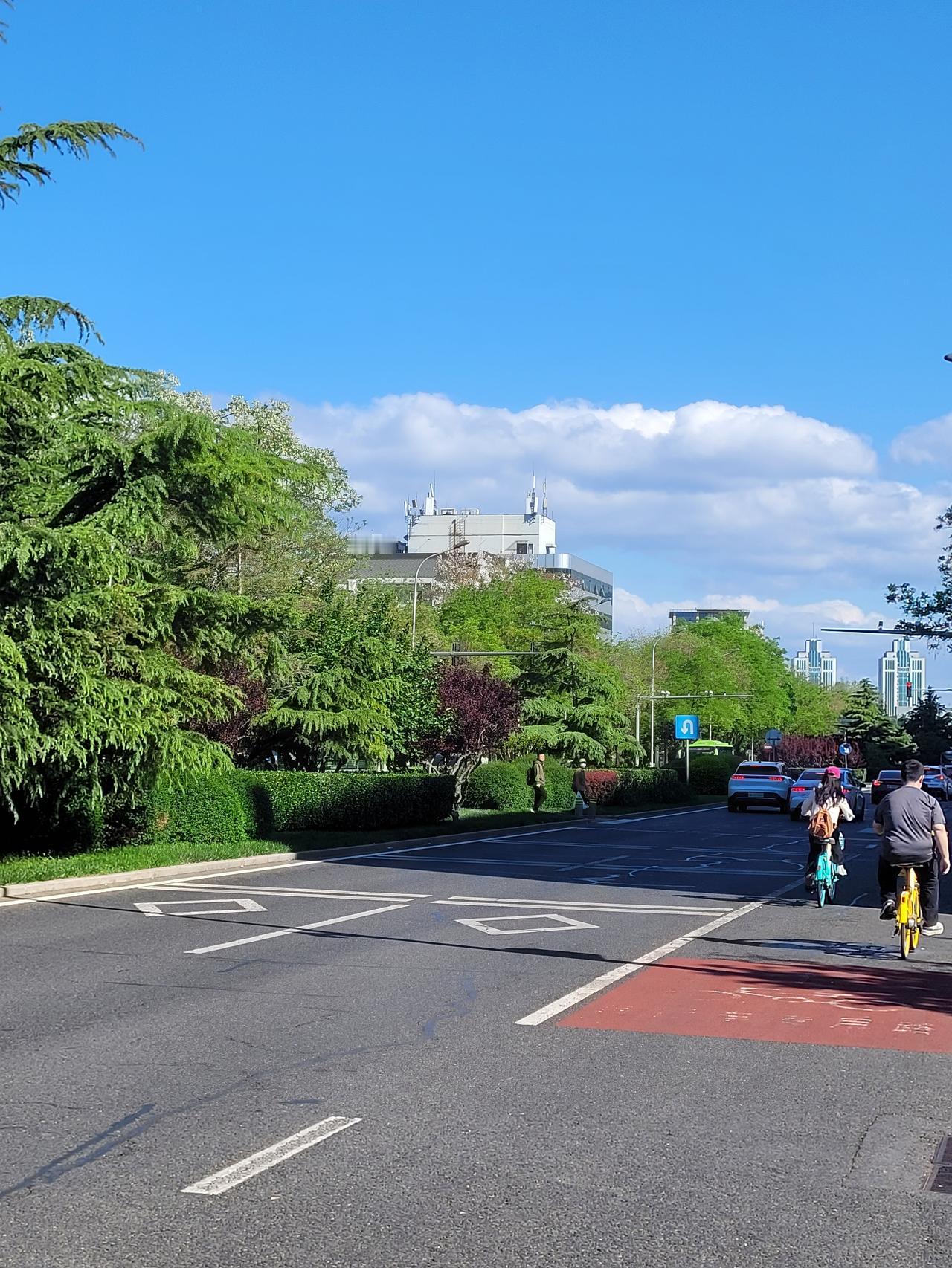 巴黎的蓝天，大理的云，今天都到了北京。4月快结束了，终于迎来了几个难得的一级优之