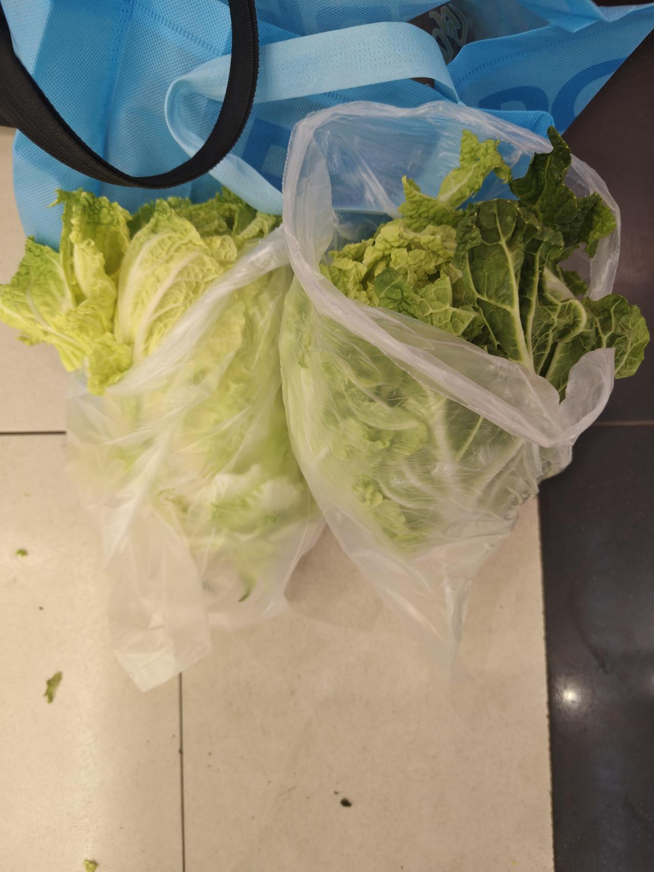 大白菜5毛一棵？真便宜，只可惜我只抢到两棵，因为我知道时已经被顾客都买光了。
5