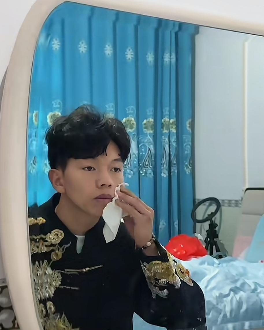 小小徐的老婆称：现在两人都没有工作，刚辞职回家准备婚礼。之前两人都是在快递公司上