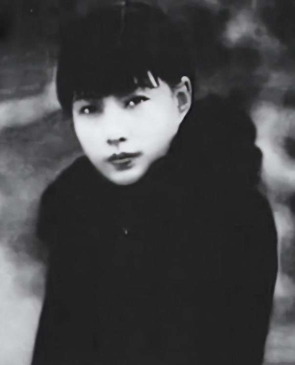 1948年，孟小冬去看望闺蜜姚玉兰，夜里2人同床而睡。谁料，姚玉兰趁她睡着溜出去