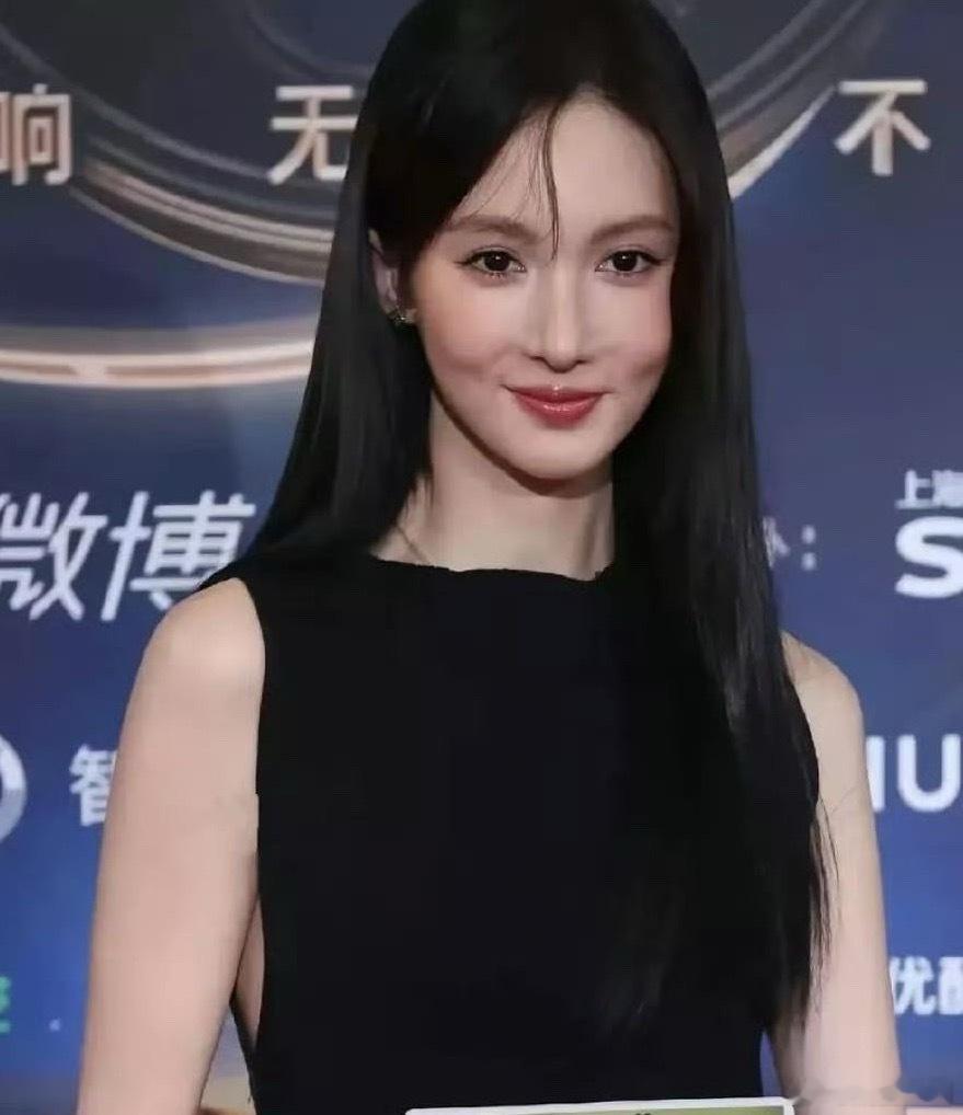 金晨感觉状态越来越好，也越来越美丽了，美得也太自然了吧，有点时尚。 ​​​