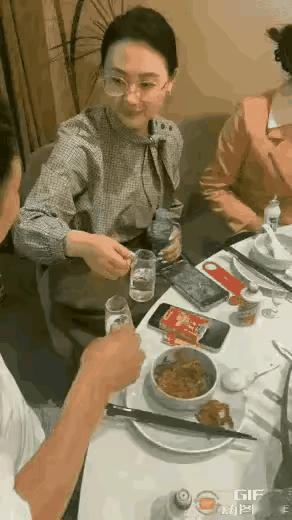 白酒对杯吹，敢这么喝的真没几个，太容易倒了