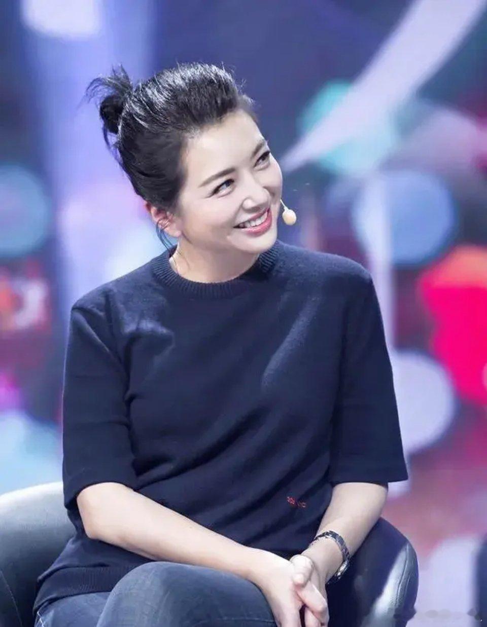 她虽然算不上什么绝世美女，但她眼神里有种够人的气质！ 