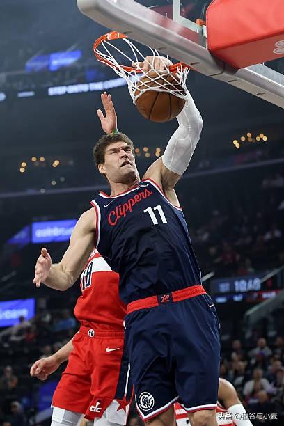 快船球迷对于布鲁克-洛佩斯目前的能力明显是有些过于乐观了。即使是这场对奇才的比赛