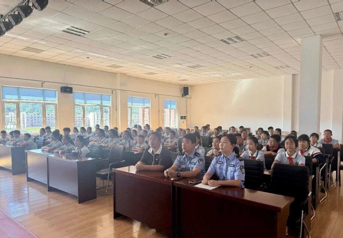 法治相伴建设美好家园 抚顺市新宾满族自治县司法局南杂木司法所联合镇派出所，走进南