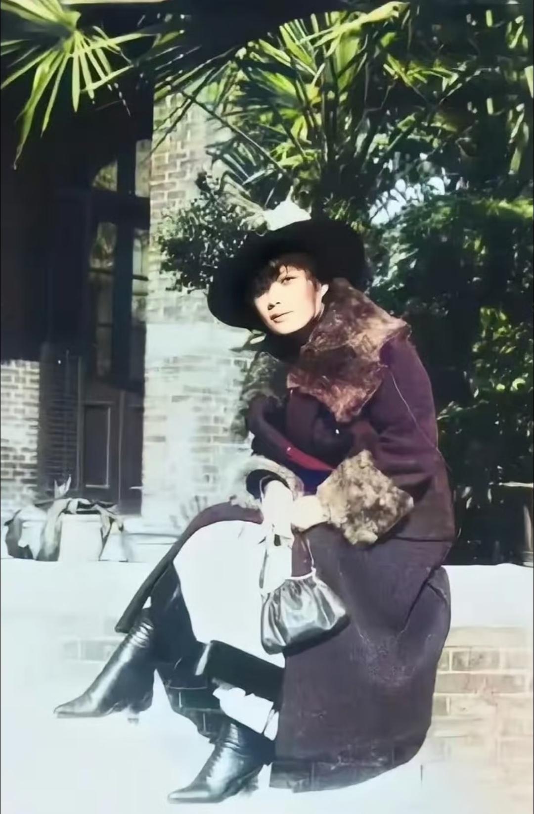 1917年宋美龄刚从美国留学归国后，在自家宅院拍摄的私家留影。 她身着...