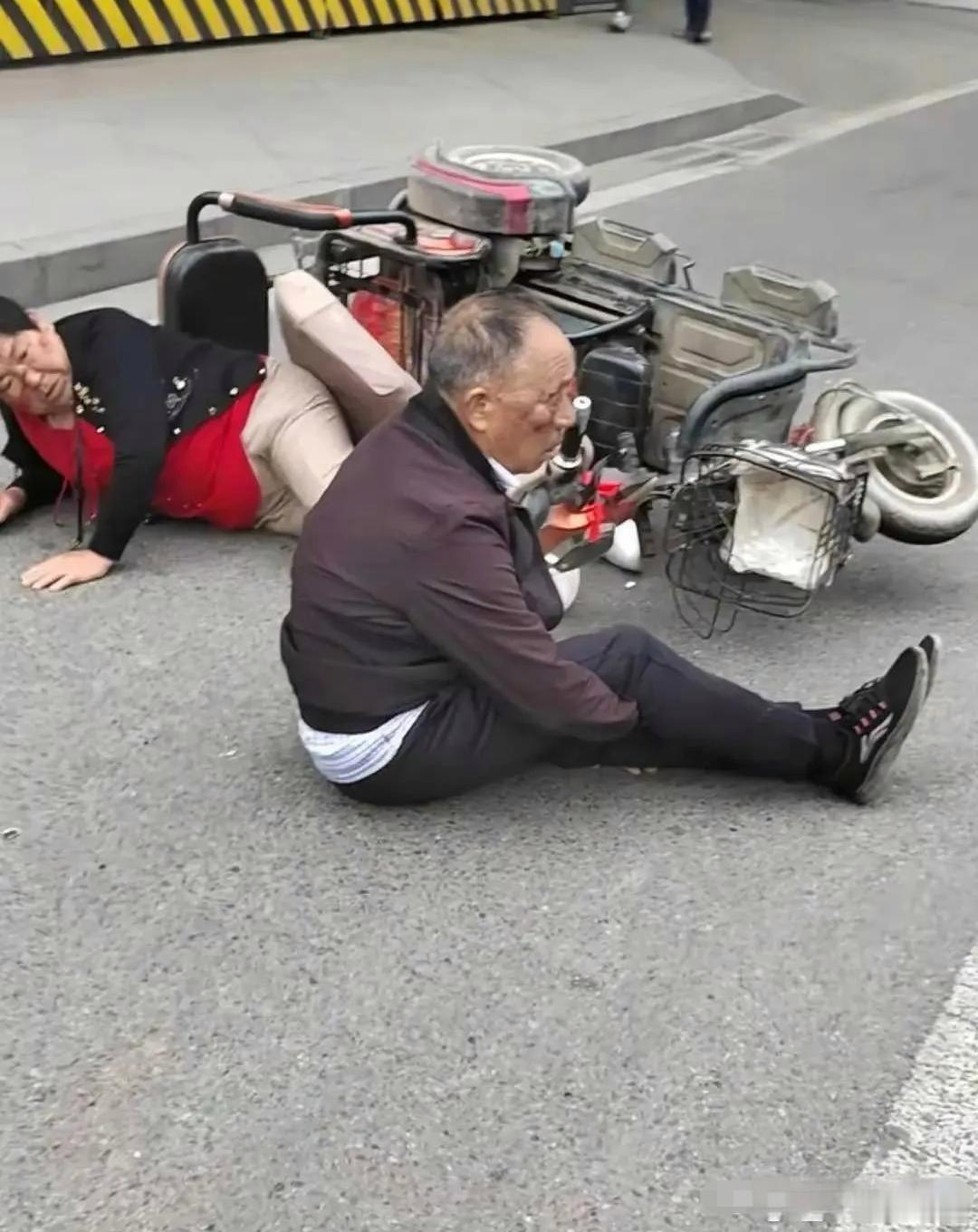 大爷大娘在这坐了一上午，结果一个过来扶的人都没有怎么回事啊？ ​​​