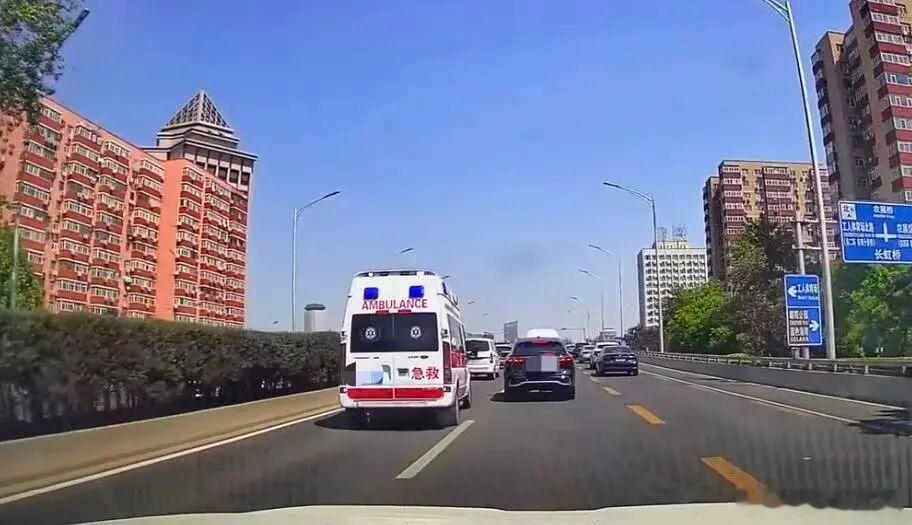 【爱车安全贴士 北京三环主路私家车多次别停救护车？警方通报：双方开斗气车，均已处