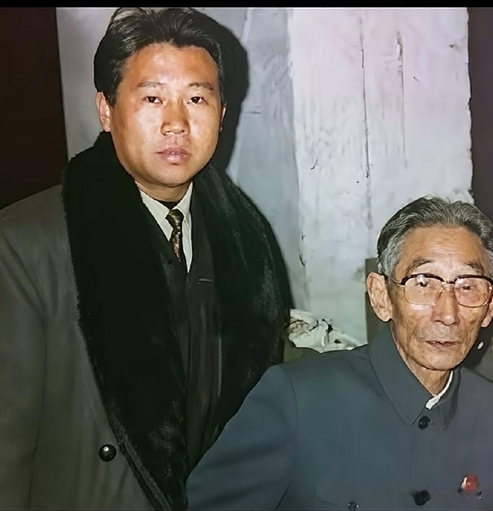 相声名家马三立旁边站着的这个小伙子，身穿皮草大衣，扎着领带，梳着中分头，坚毅的眼