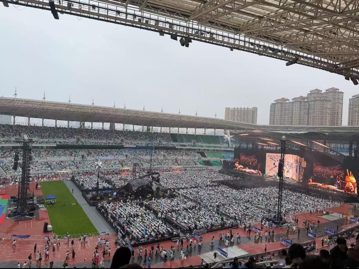 周深特意八点开演唱会周深蒙语烫嘴 还记得重庆场白天跳《来啊》时他略显局促，呼和浩