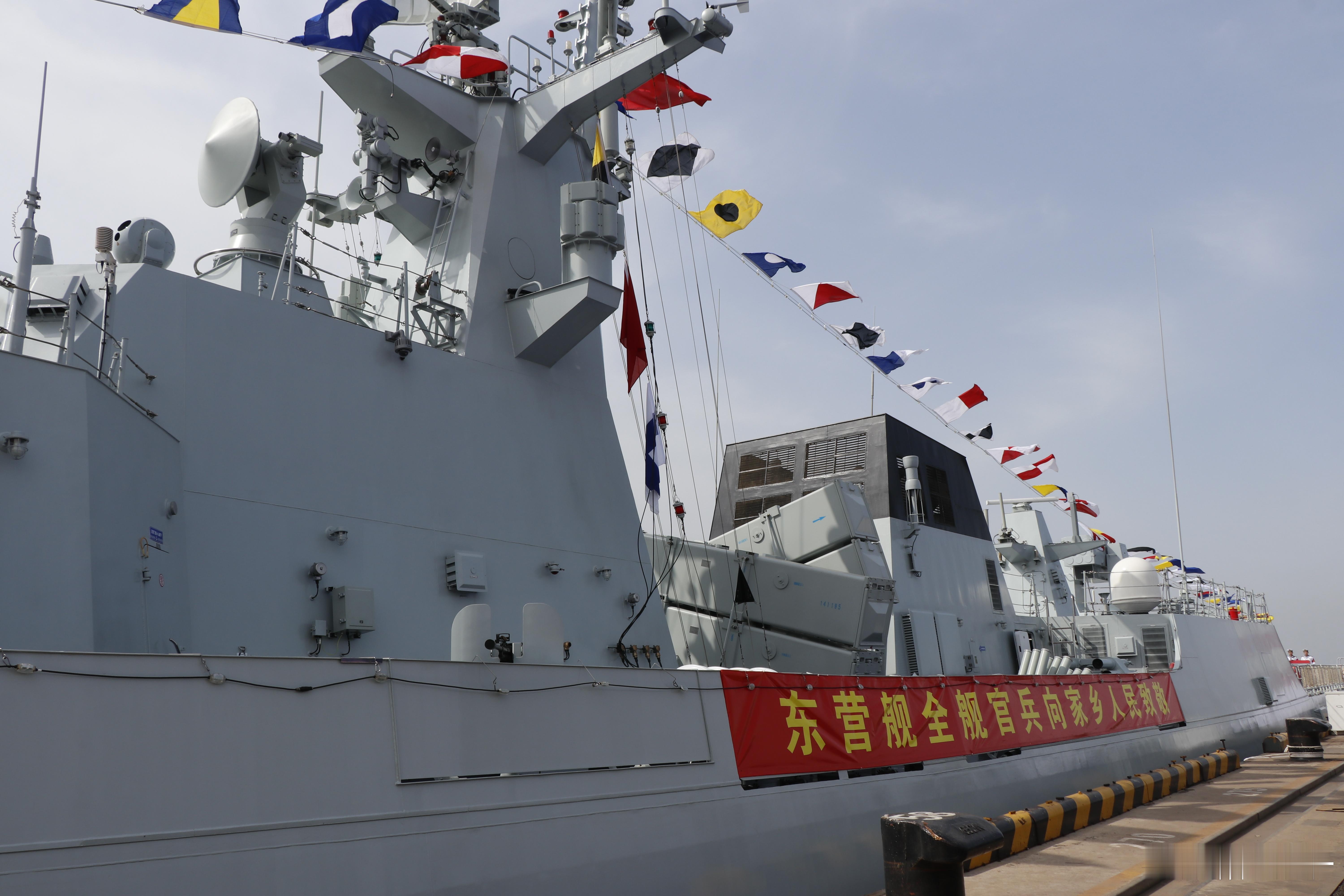 我和东营舰有个约会海风赴约，战舰归乡一城一舰，山海同赴银灰战舰泊于渤海港湾，铁骨