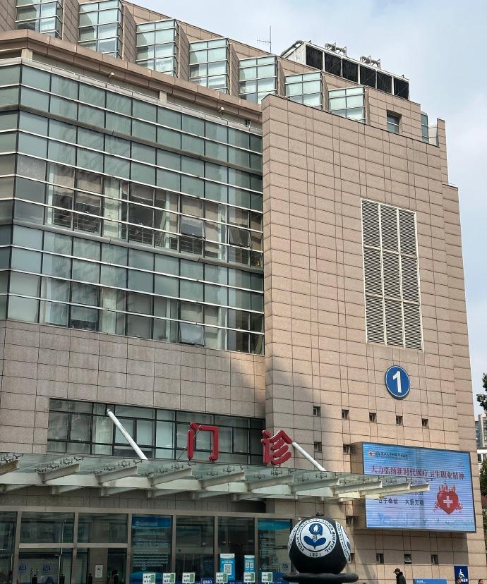 医院里这生意真是永远都这么火爆，人一多就乱哄哄的。我就单纯想开个药，结果硬是折腾