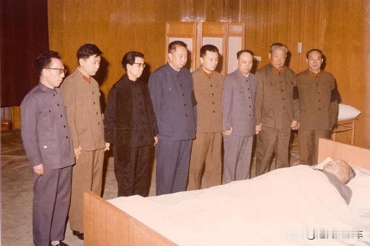 左起：张春桥、王洪文、江青、华国锋、毛远新、姚文元、陈锡联、汪东兴。
这张照片不