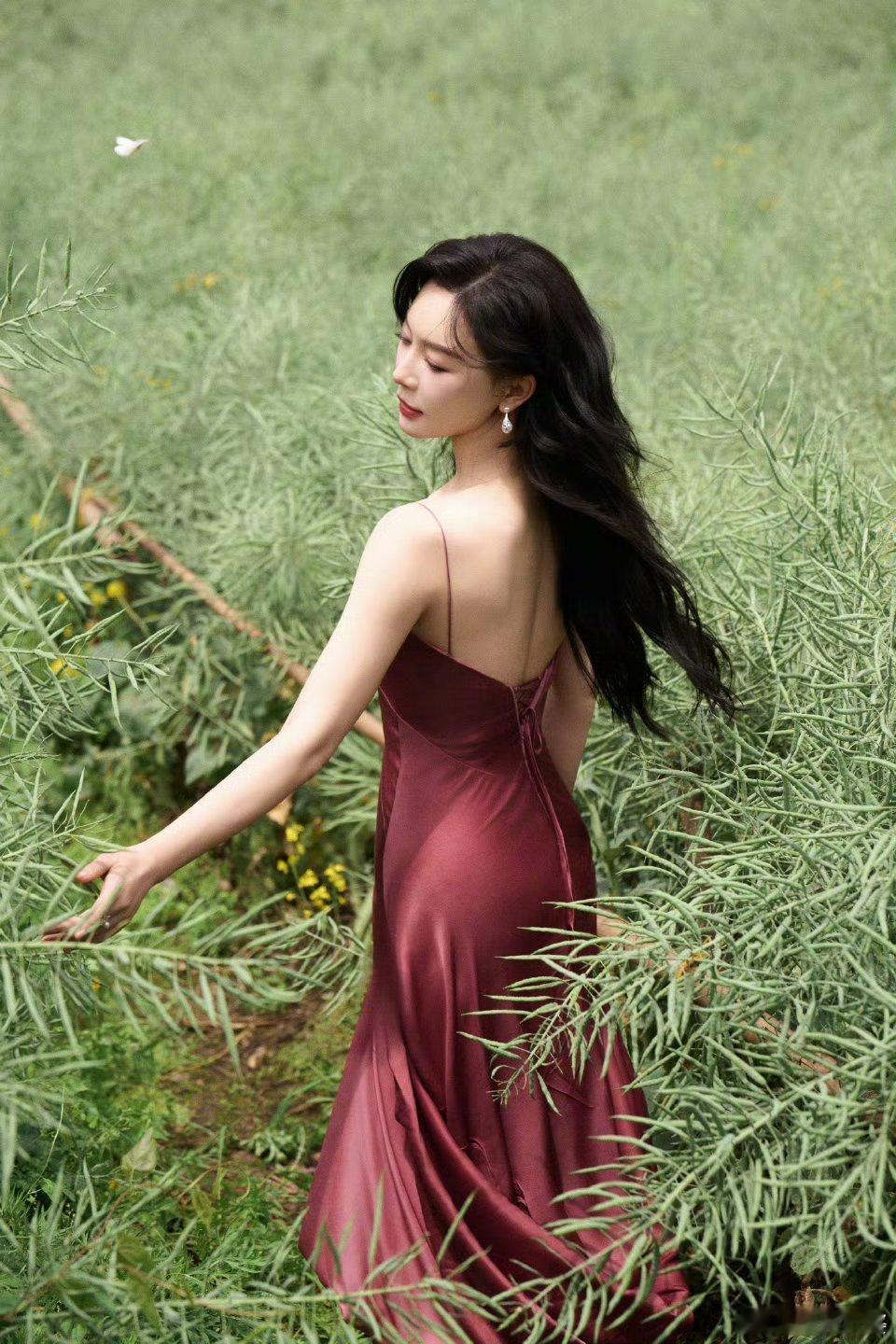 陈数的立夏氛围感直接拉满！红裙配绿野，温柔又明媚，每一帧都像电影画面✨陈数