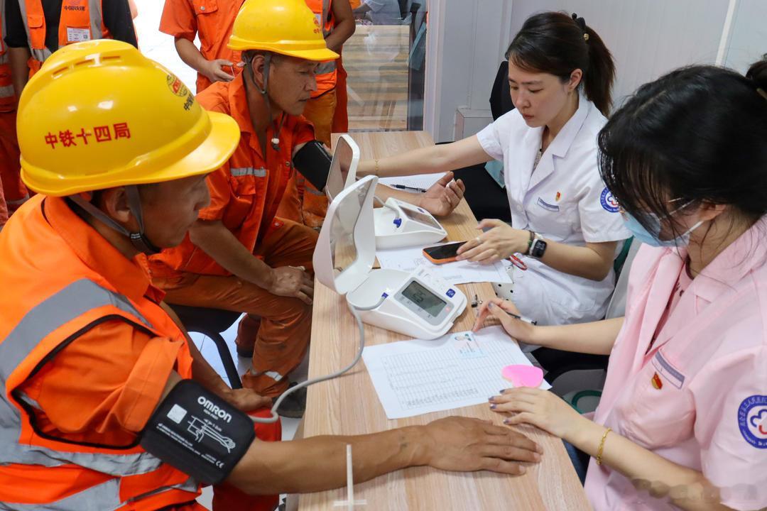 宁波北仑为建设者筑牢身边健康屏障隧道口的“移动诊室”：甬舟铁路建设者有了身边的“