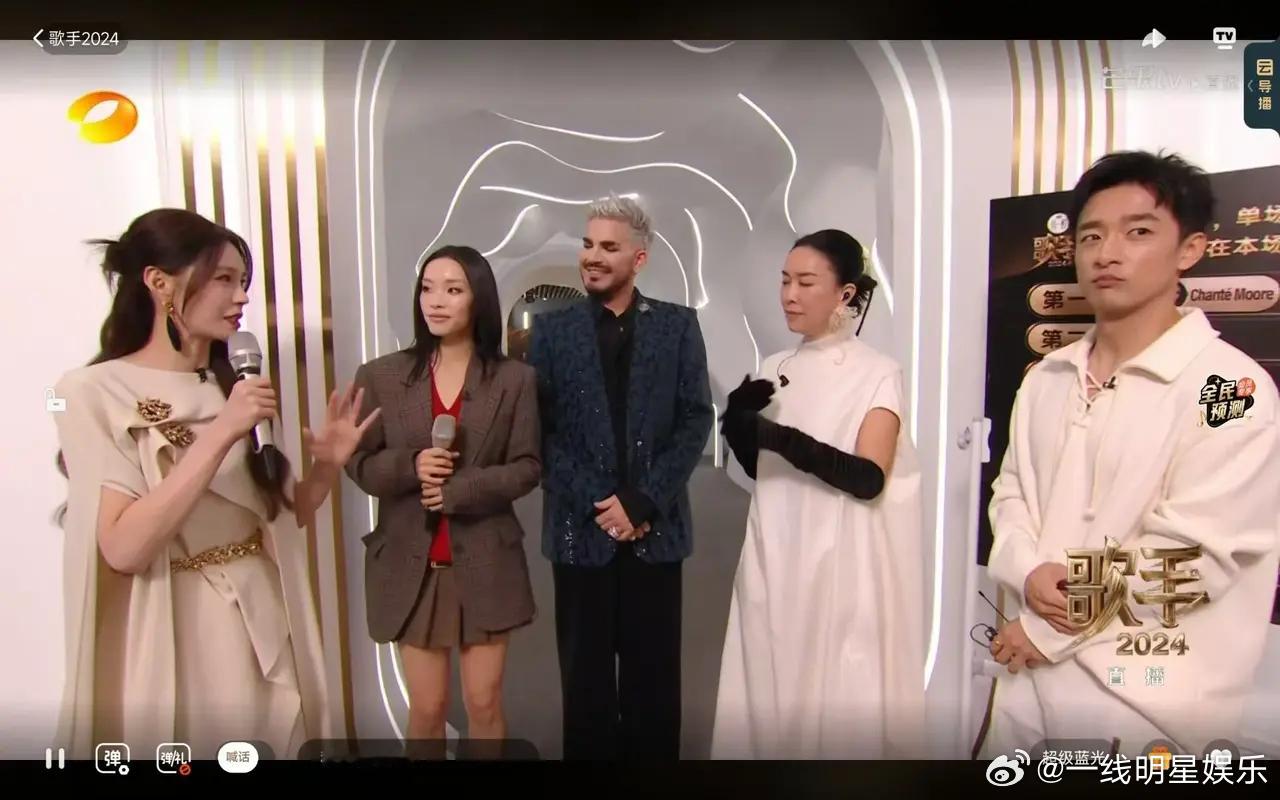 亚当一来，那英紧张的唱歌发抖了，就知道我们和国外歌手差距的不是唱功，而是那种浑然