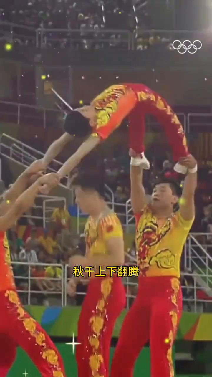 中国人身怀飞天之术，震惊了全世界。
中国超人起飞了，引爆全场。这独特开场足以让你