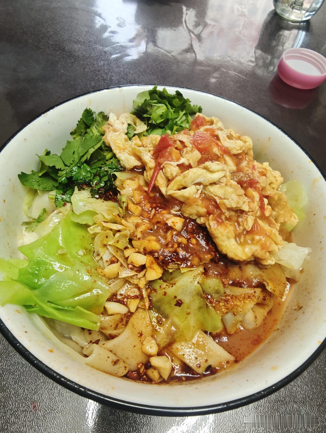 今天中午这顿饭可太香了！油泼面加西红柿鸡蛋，两搅，绝配。
油泼面是陕西美食的代表