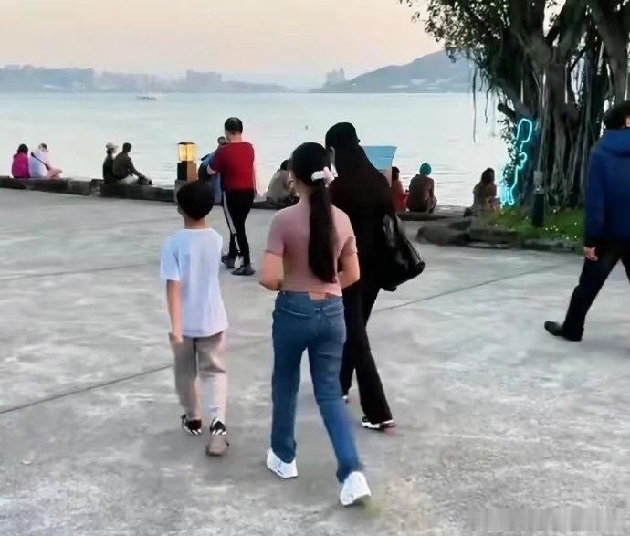 #大s女儿骑马# 大s一双儿女一起骑马的视频释出，9岁小玥儿一身休闲服装骑马，背