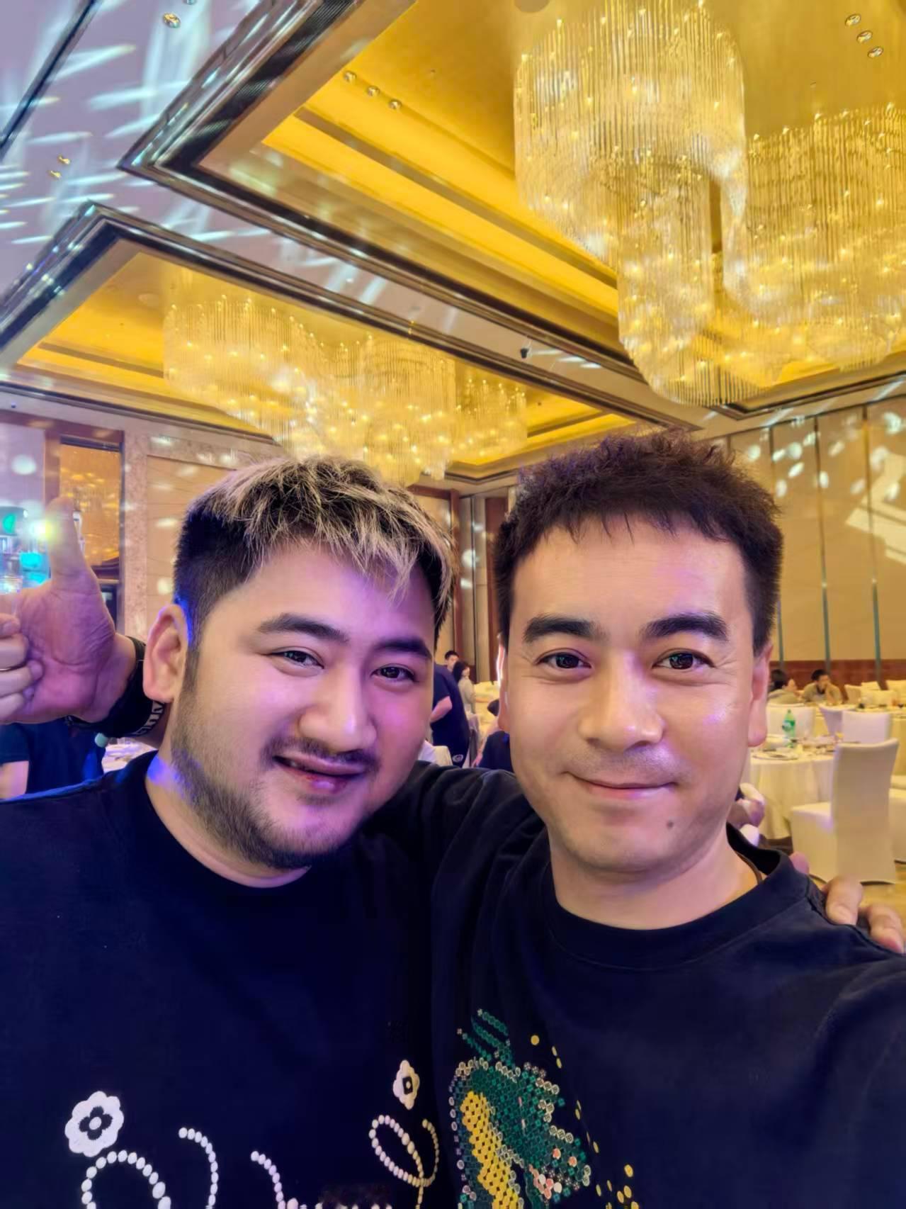 今晚的曲哥是真出息了，刚看到他给我发的照片 