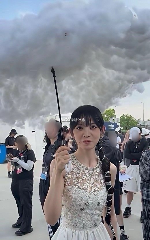 田曦薇这个雨伞有点意思呀[拜托] ​​​