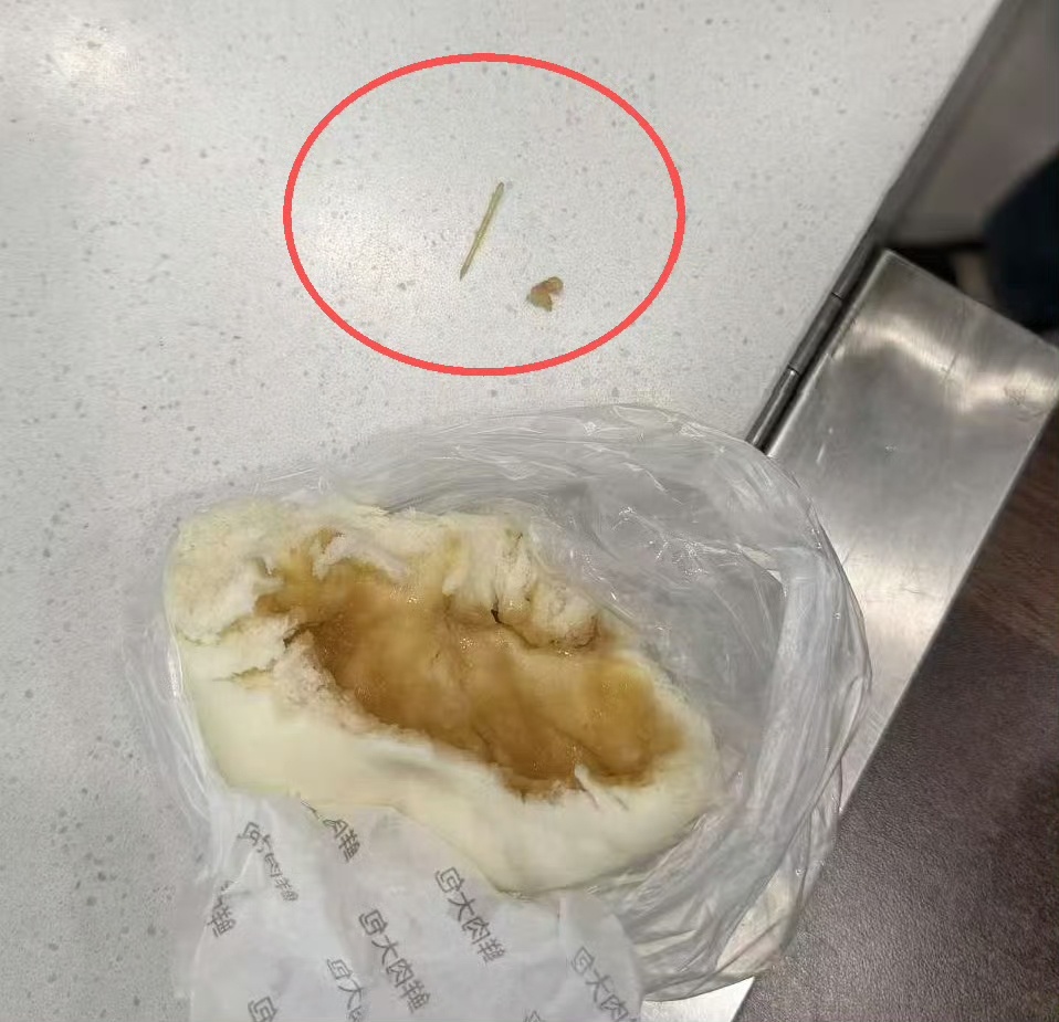 女子在上海罗森包子吃出3厘米鸡羽管上海罗森包子异物投诉后被推给分公司近日，上海消