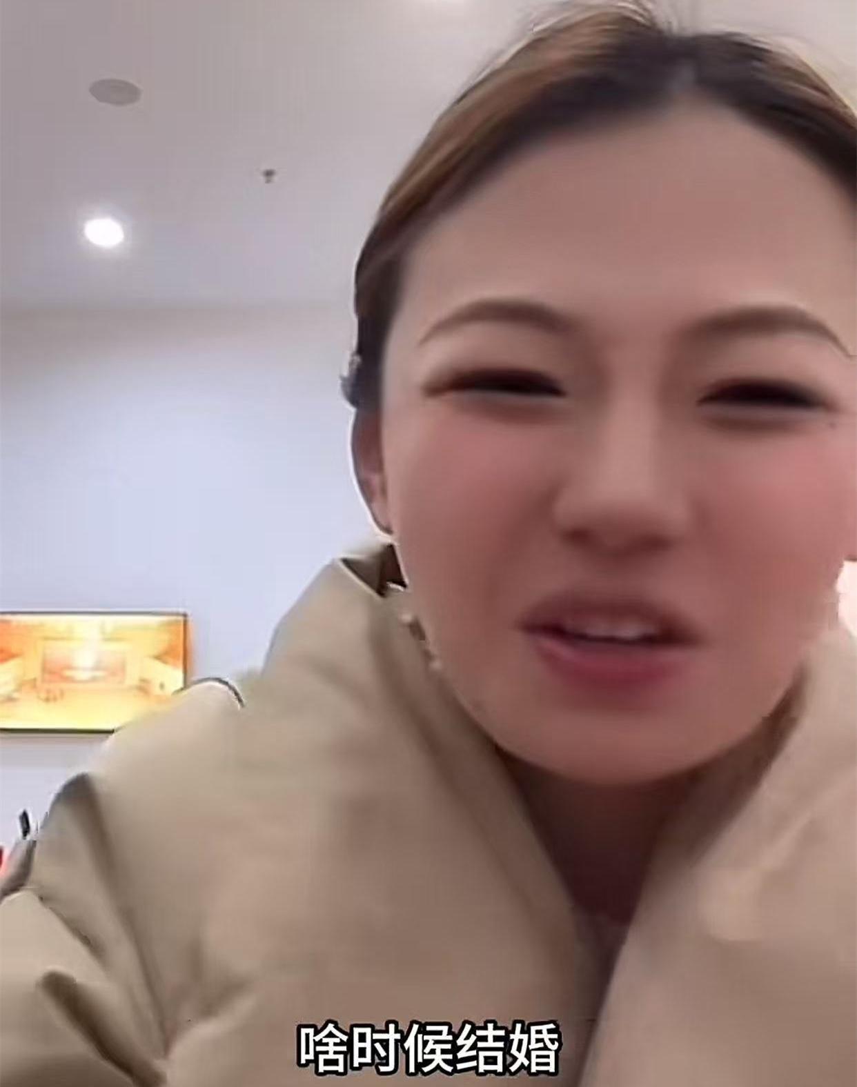 这不是相声，这是一场教科书级的“流量攻防战”。
赵芸一被问结婚时那0.5秒的愣神