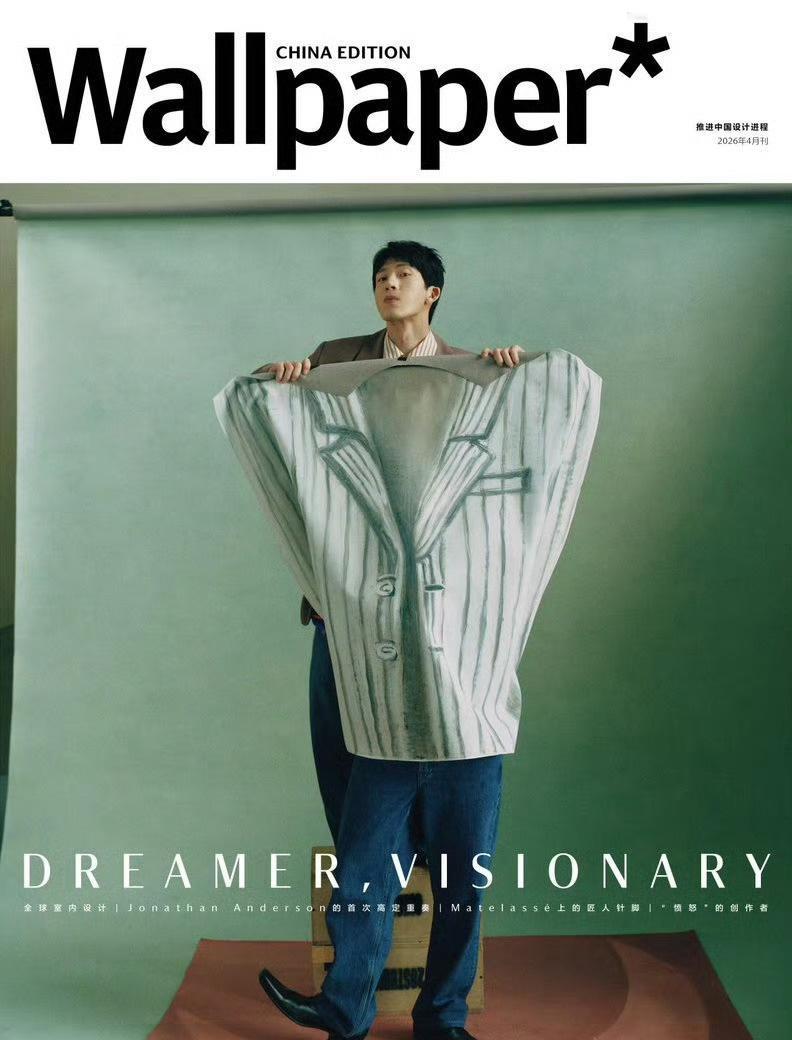 又被井柏然的时尚感惊艳到！手绘巨型衬衫搭配利落大衣，小胡子点缀雅痞范儿十足，穿梭