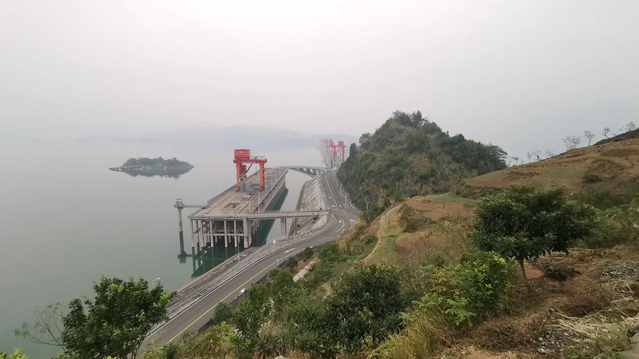 到宜昌了。过葛洲坝去三峡大坝。途经西陵峡。到三峡大坝厍区了。（至武汉西进去岳阳，