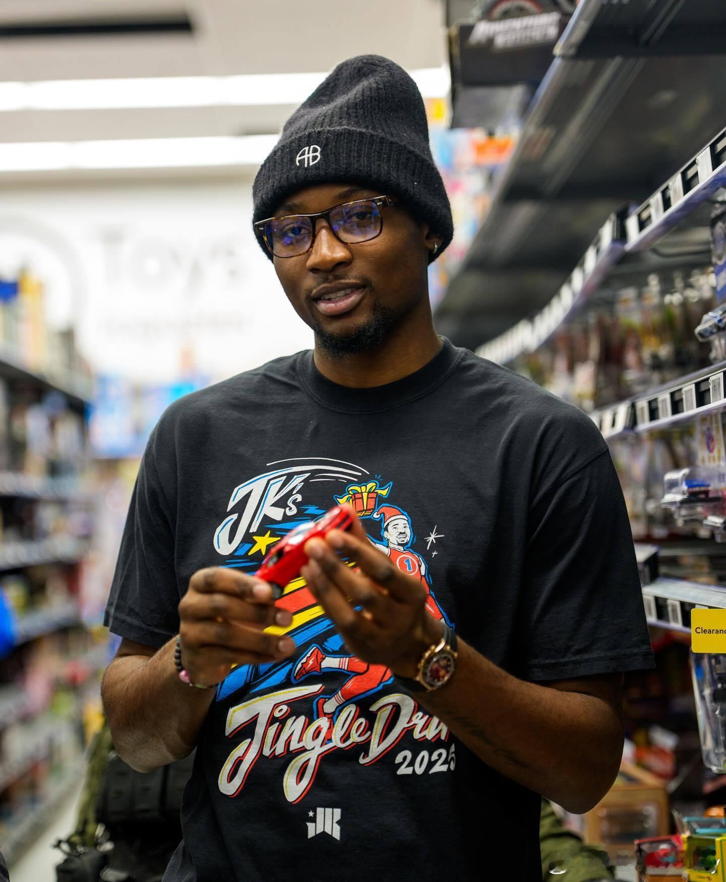 且看且珍惜，库明加参加当地圣诞活动。 