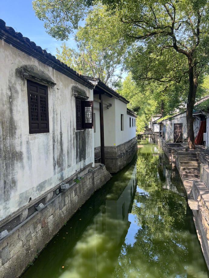 张艺兴以初心传承风骨 回望先辈留下的动人风骨，张艺兴怀揣未改初心稳步前行。拒绝浮