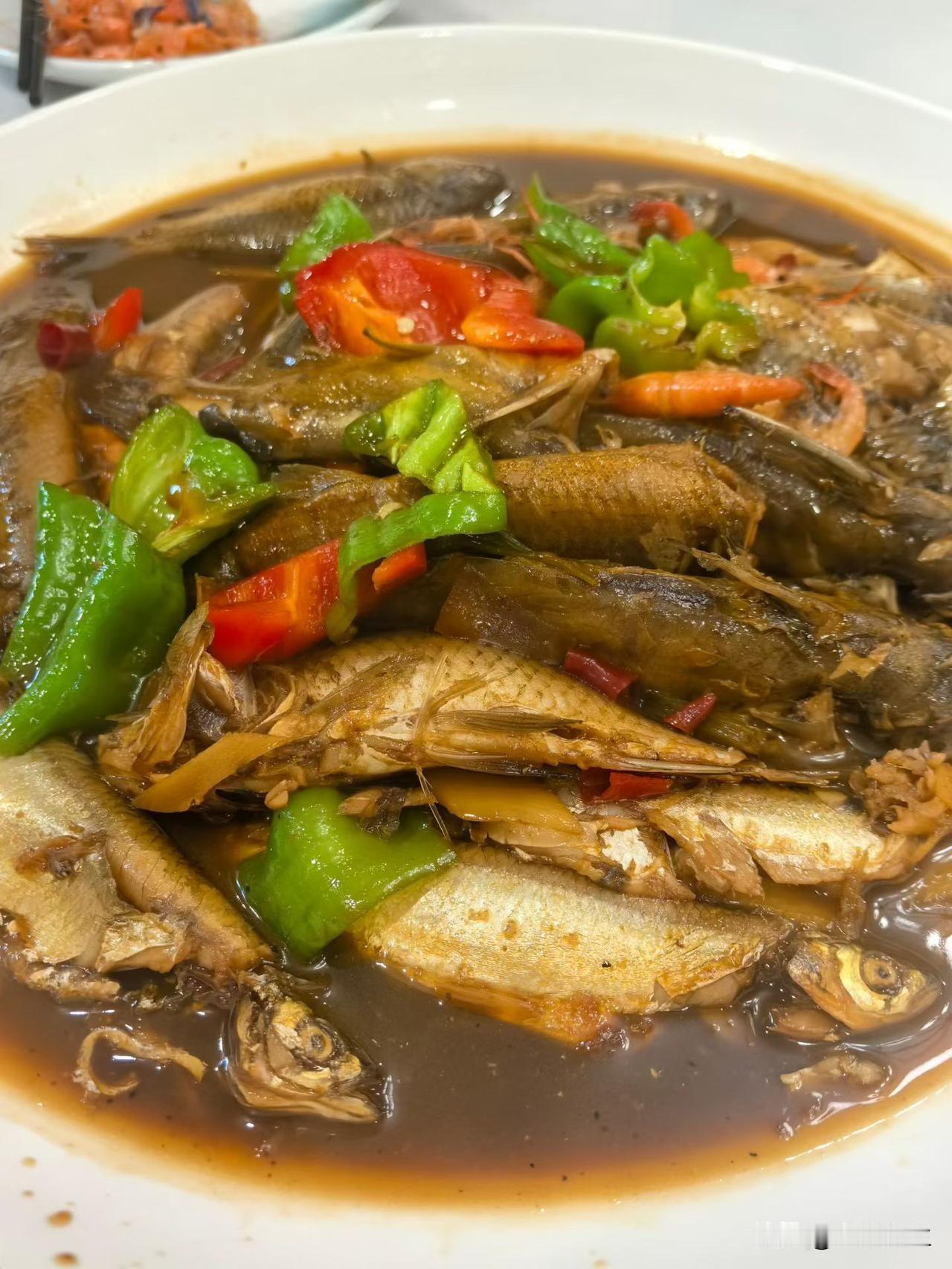 我这老太婆系上围裙，认认真真做了几道拿手好菜，都是平日里最拿得出手的吃食。
饭菜
