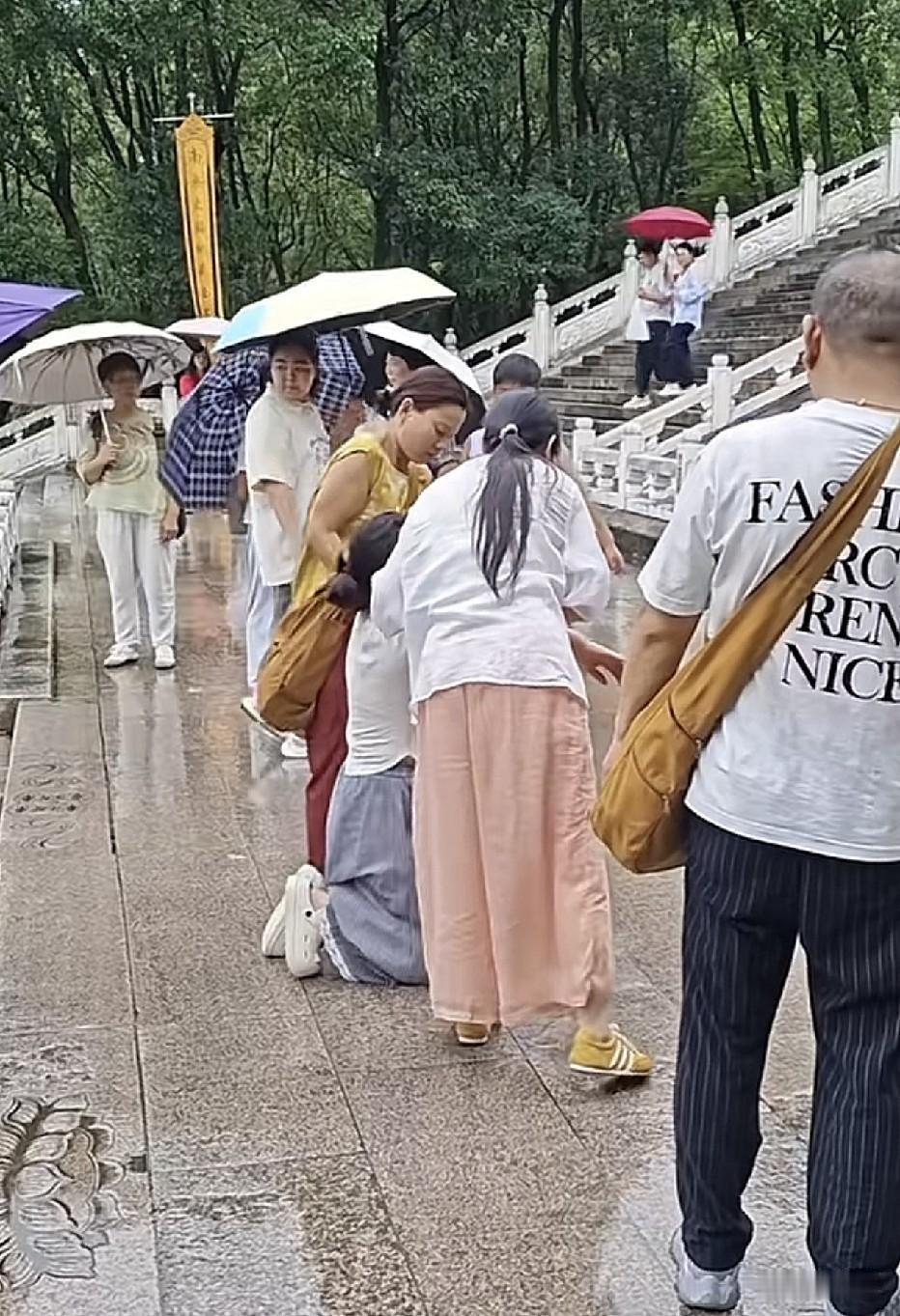 看到这种还是会。止不住的心酸。是什么样的苦难……