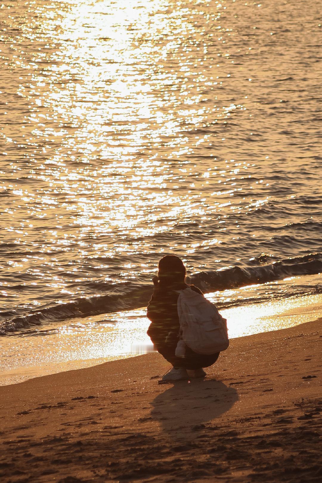 其实很多人加倍努力是因为脆弱，想保护好自己，仅此而已。 