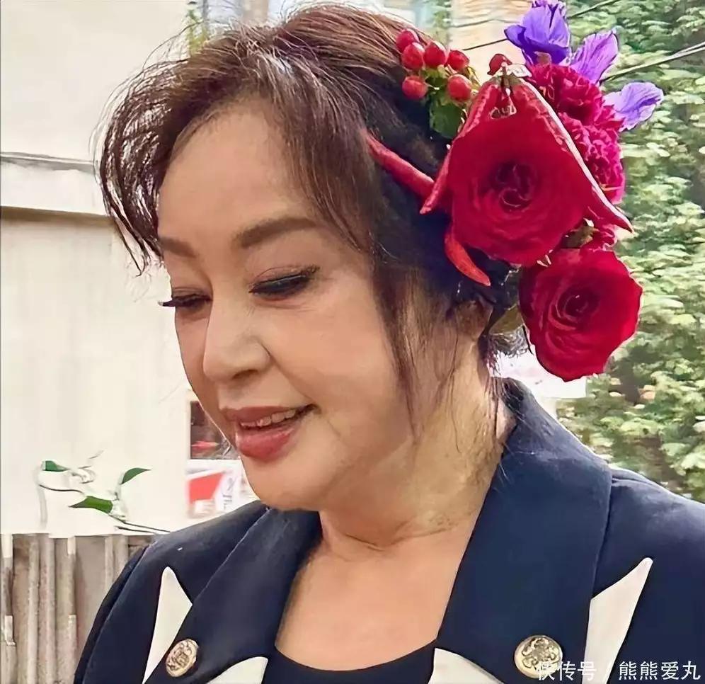 刘晓庆这次摔倒后，都分不清人是谁了，明星也是普通人，身体也会有状况。摔倒在生活中