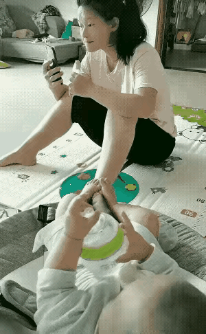 看到这个视频，我就忍不住笑了起来！

一名妈妈在家带小孩，将小孩放在地板上睡，让