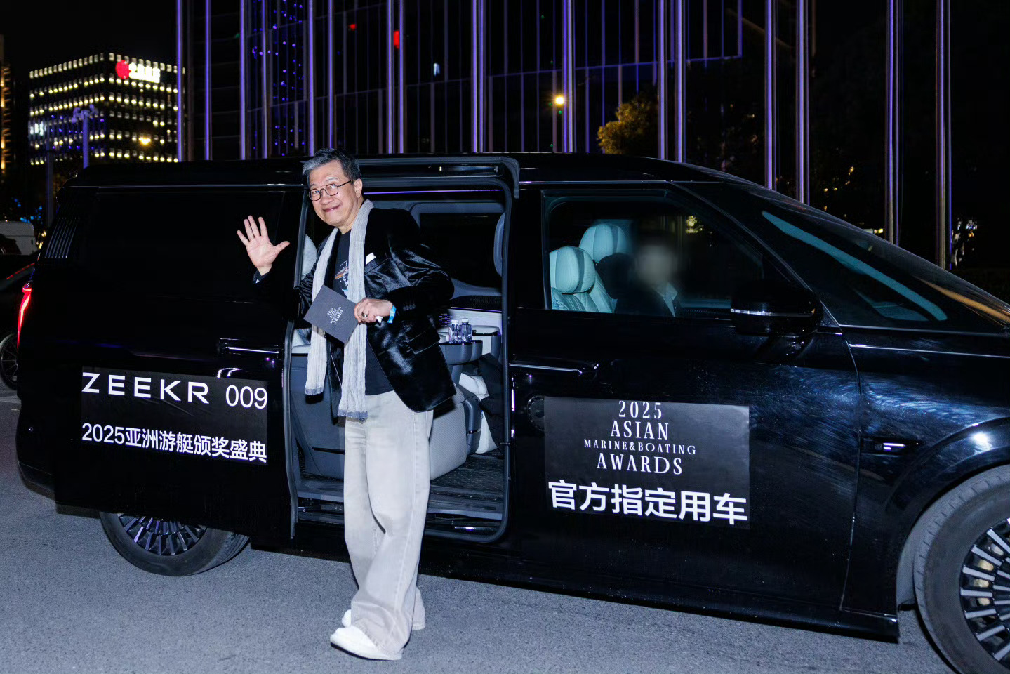 极氪009这妥妥的排面王，成为亚洲游艇颁奖盛典官方指定用车。还荣获了“最受游艇船