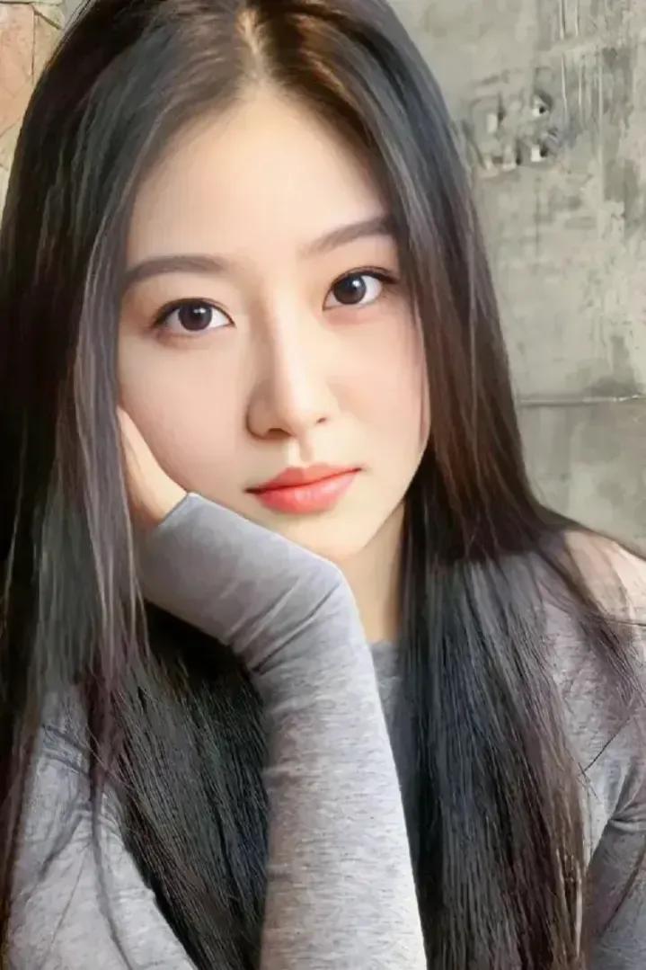 今天同事和我说，她去年借给了另一个同事小王200块钱，手机红包方式转出去的。

