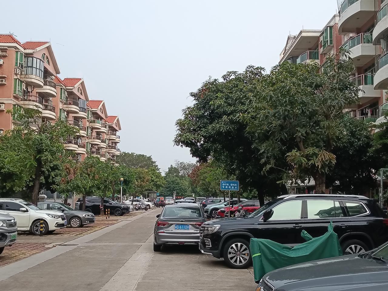 今天心情不是很好 
出来逛逛
最近压力有点大
天天就想着赚钱