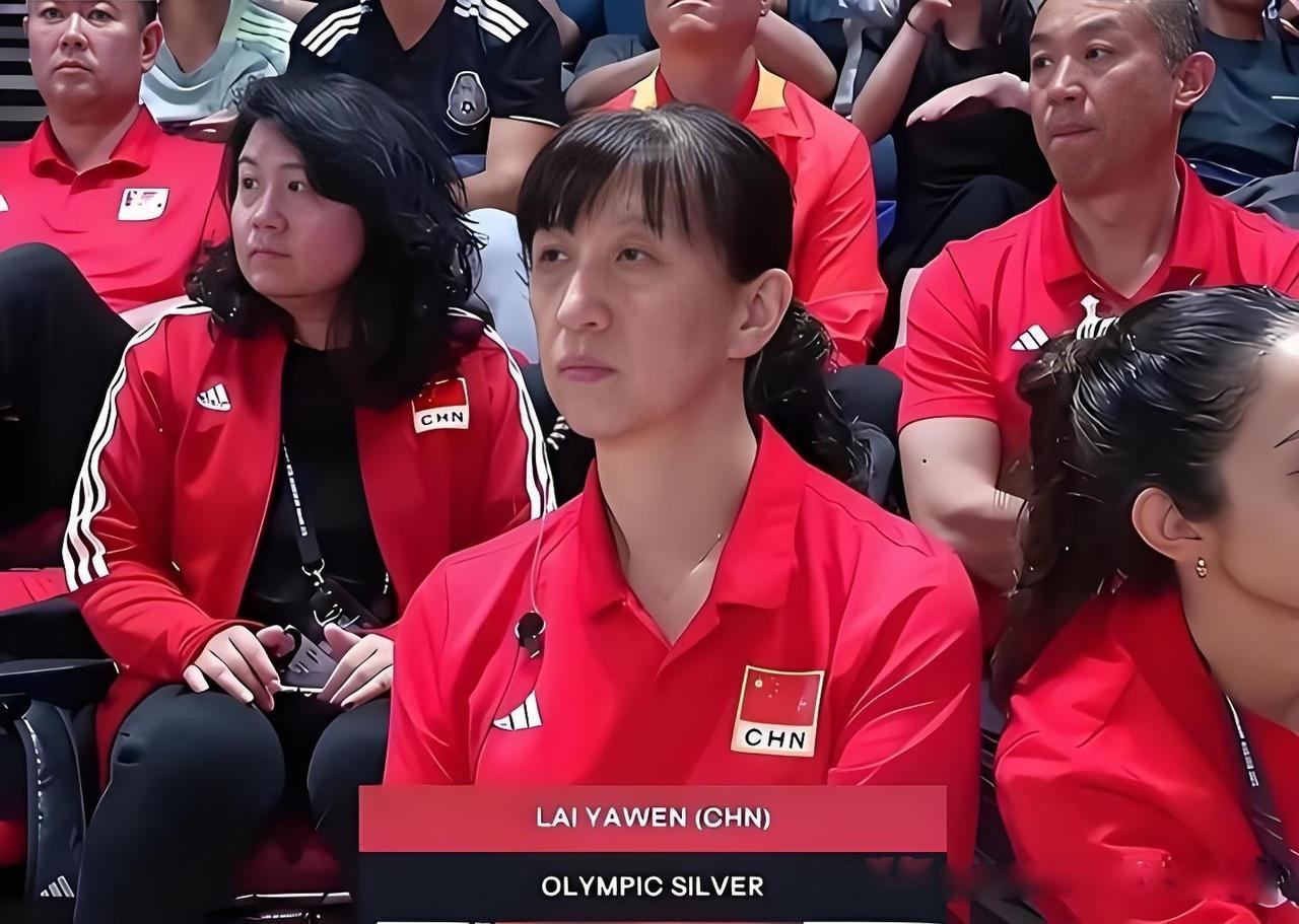 排协主席赖亚文这下可能要彻底“慌了”！爆冷丢冠！中国女排2-3憾负泰国，无缘直通