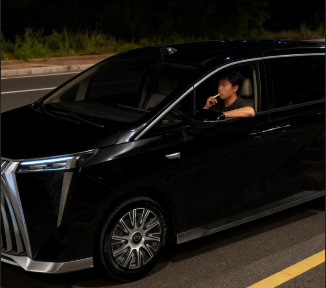 加班夜归的路灯下，小张正在新提的车里抽烟，忽然身后传来熟悉的声音——是他暗恋许久