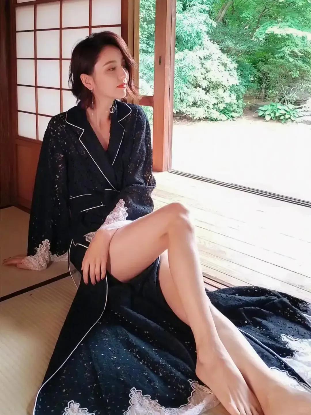 反差美！
男人啊，内心都还是喜欢性感，妩媚的女子的！
当一个女子在你心里总是知性