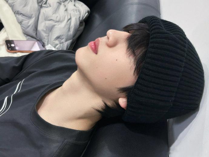 张桂源黑色冷帽冷帽一戴氛围感拉满！头包脸效果绝了，少年感与松弛感碰撞，随手一截都