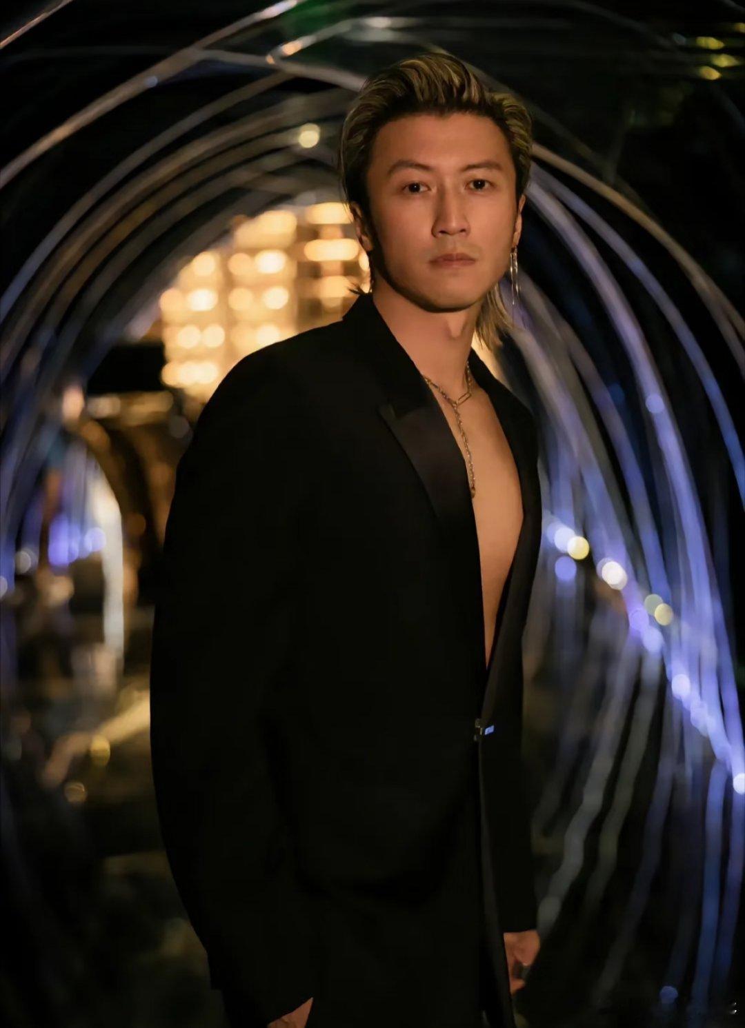 谢霆锋戏里是狠人戏外是锦鲤谢霆锋的骨相里藏着港圈黄金时代 电影里的狠劲与戏外的暖